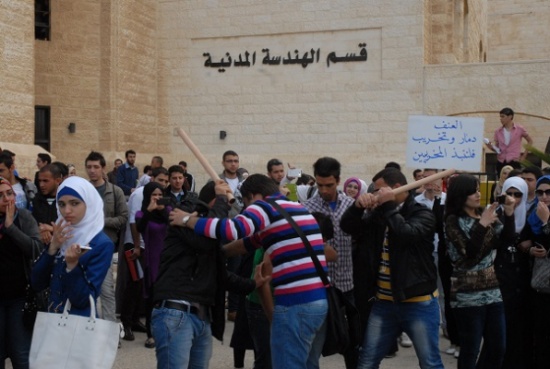 "Freeze"  للتأمل في سلوك الطالب عند ممارسة العنف الجامعي ( صور )